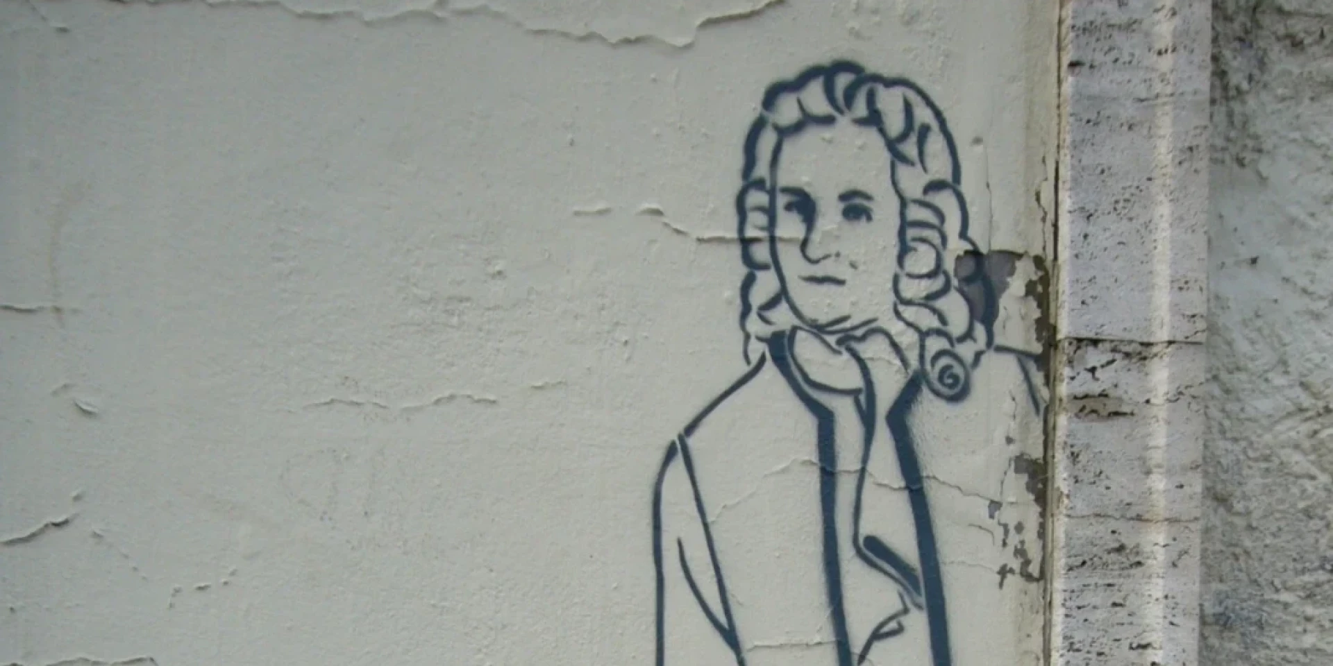 Eine Zeichnung von Bach auf einer grauen Wand.