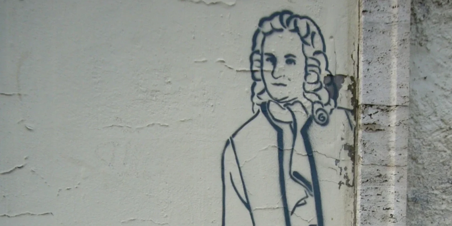 Eine Zeichnung von Bach auf einer grauen Wand.