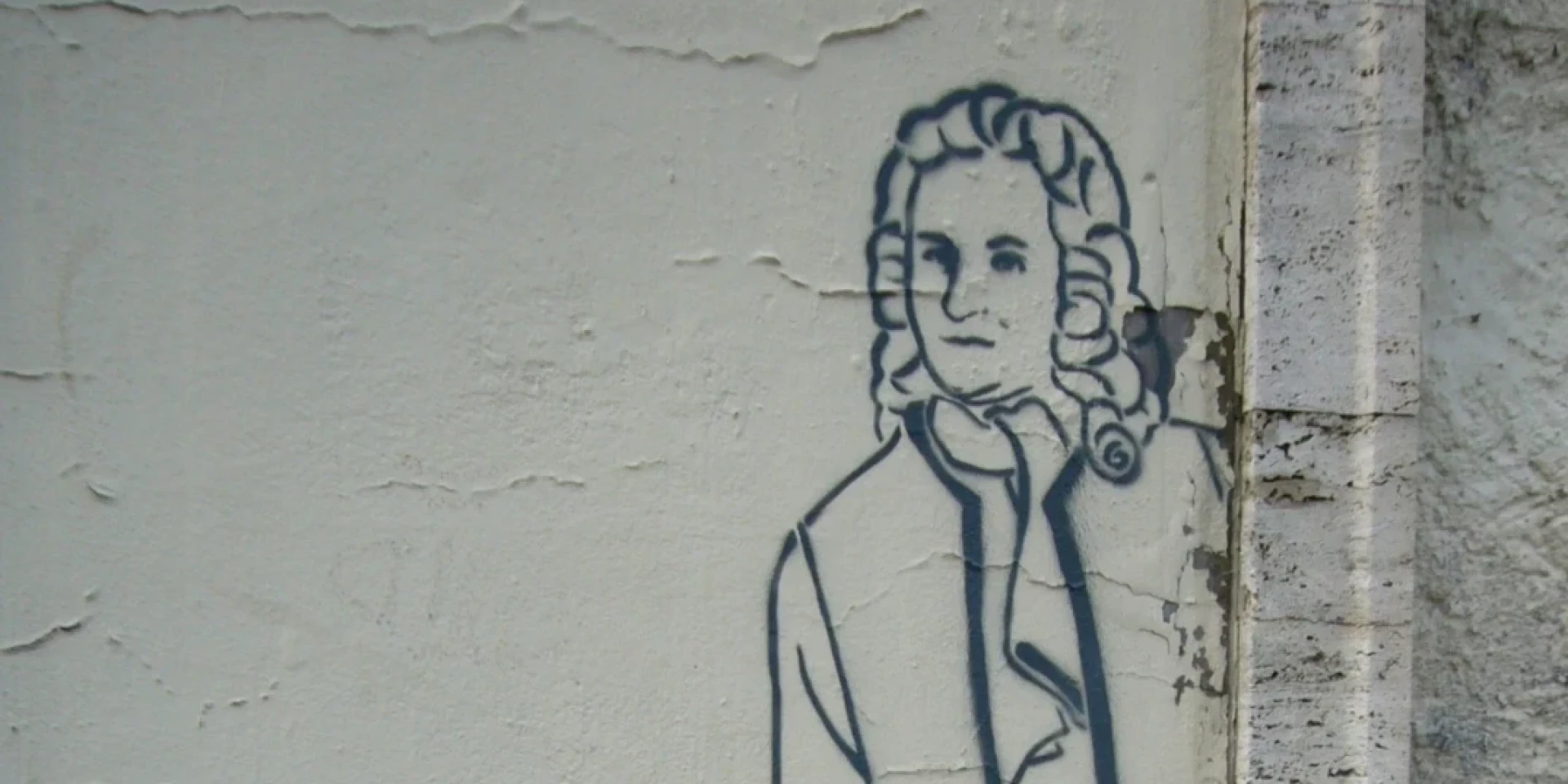 Eine Zeichnung von Bach auf einer grauen Wand.