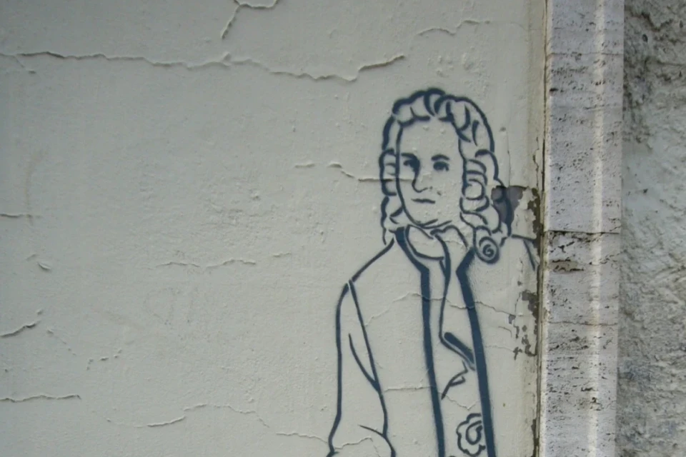 Eine Zeichnung von Bach auf einer grauen Wand.