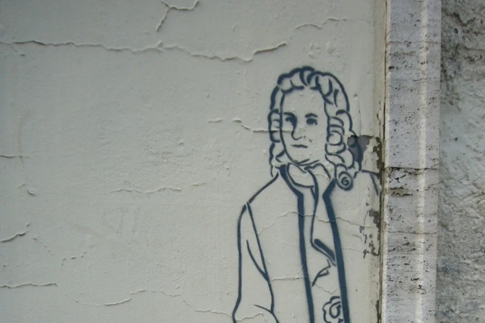 Eine Zeichnung von Bach auf einer grauen Wand.