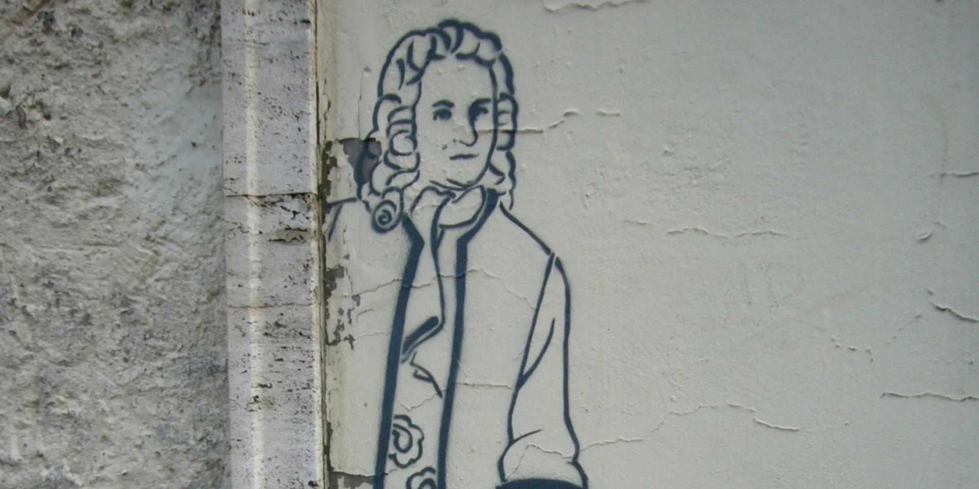 Eine Zeichnung von Bach auf einer grauen Wand.