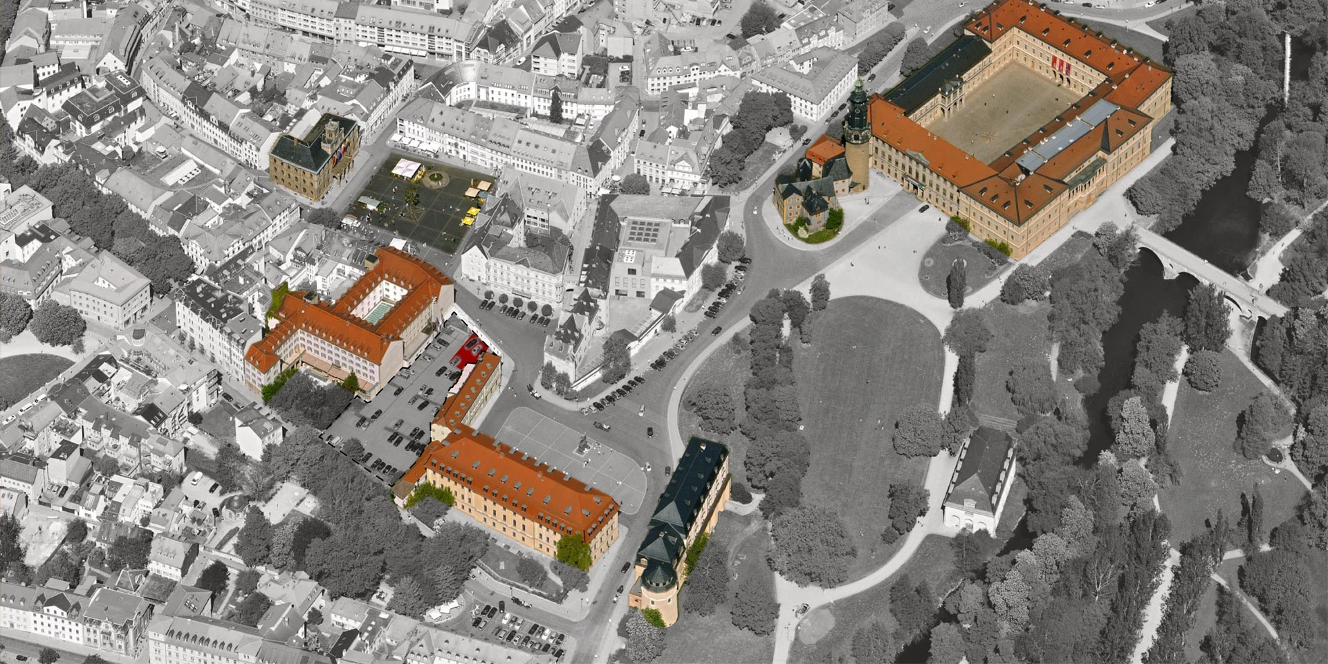 Eine Luftbildaufnahme von Weimar. Der Ort des historischen Geburtshauses von Bach ist hervorgehoben.