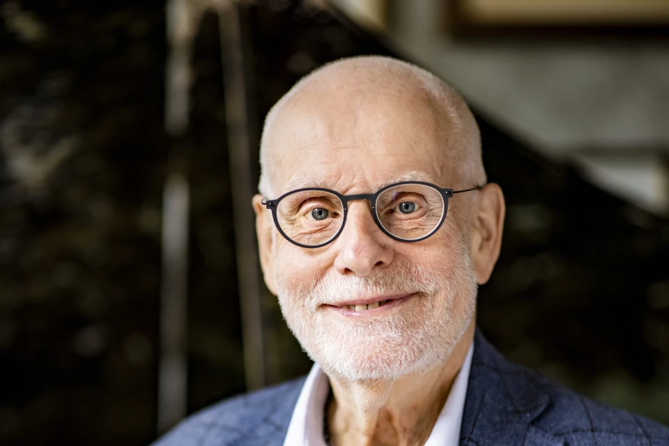 Eine Portraitaufnahme von Ton Koopman