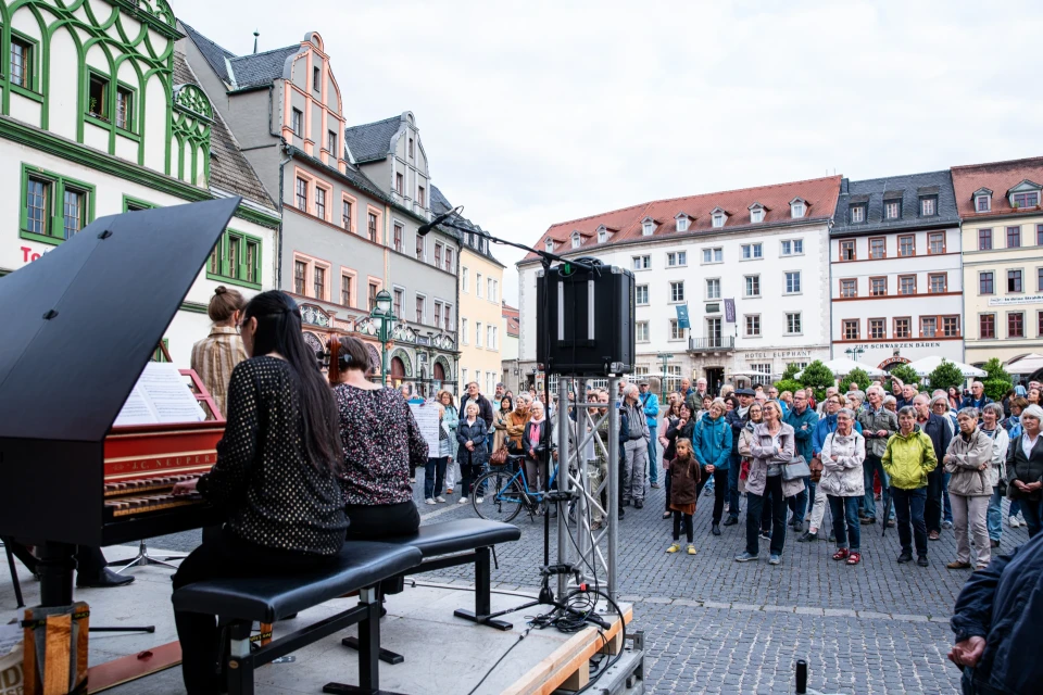 Ein Konzert auf einem öffentlichen Platz in Weimar.